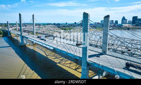 Sospensione bianca e ponte a traliccio sul fiume Ohio vicino all'aereo del centro di Louisville, Kentucky Foto Stock