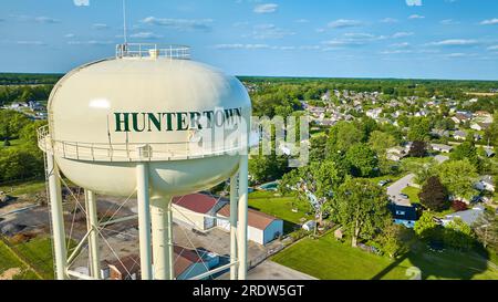 Cielo blu dietro la torre aerea dell'acqua di Huntertown Foto Stock