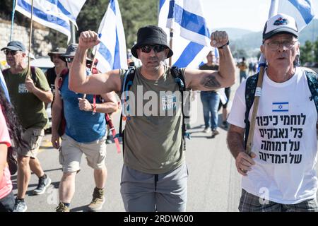 Israele. 22 luglio 2023. Un protestore alza le mani mentre marcia verso Gerusalemme concludendo una marcia di 4 giorni a partire da Tel Aviv in una dimostrazione contro la legislazione in corso di revisione legale. Gerusalemme, Israele. 22 luglio 2023. (Matan Golan/Sipa USA). Credito: SIPA USA/Alamy Live News Foto Stock