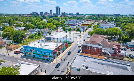 Wells Street, nel centro di Fort Wayne, murales di volpi e lupi sul lato dell'edificio aereo Foto Stock