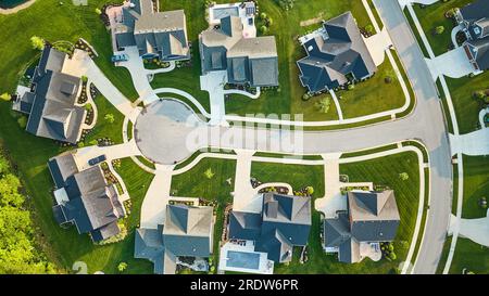 Vista verso il basso, con ampie case ricche con piscina e numerose case panoramiche Foto Stock