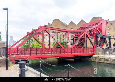 Ponte di Bascule a Shadwell Basin, Glamis Road, Shadwell, The London Borough of Tower Hamlets, Greater London, England, Regno Unito Foto Stock