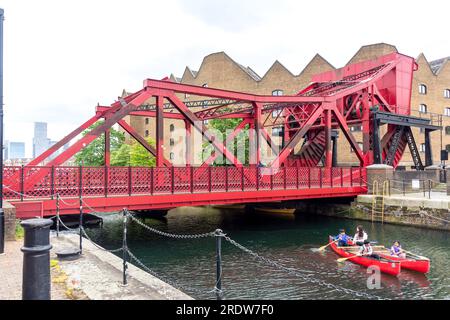 Ponte di Bascule a Shadwell Basin, Glamis Road, Shadwell, The London Borough of Tower Hamlets, Greater London, England, Regno Unito Foto Stock