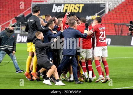 ANVERSA - giocatori e allenatore con la scala del campionato belga Faris Haroun, Jean Butez, Ritchie de Laet, Bjorn Engels, Birger Verstraete, Gyrano Kerk, Alhassan Yusuf, Michel Ange Balikwisha, Abnor Muja, Calvin Stengs, Pieter Gerkens, Abderahmane Soussi, Vincent Janssen, Koji Miyoshi, Sam Vines, Gaston Avila, Toby Alderweireld, Jurgen e kkelenkamp, Ortwin de Wolf, Mandela Keita, Christopher Scott, Zeno van den Bosch, Jelle Bataille, Faris Haoun, Noa David Wyns del Royal Antwerp FC, Milan Smits del Royal Antwerp FC, Arthur Vermeeren del Royal Antwerp FC, Laurit Krasniqi, William Pacho, Foto Stock