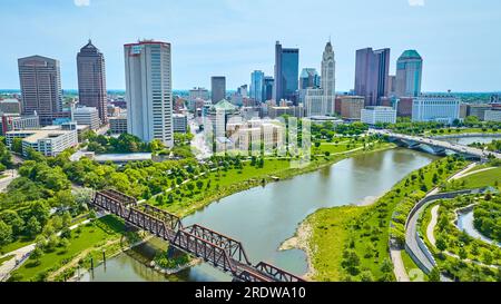 Vista aerea del centro di Columbus, Ohio, con ponte ferroviario sul fiume Scioto Foto Stock