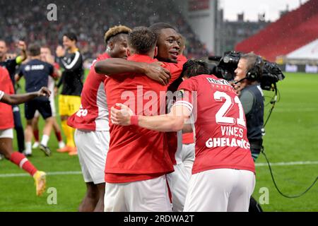 ANVERSA - giocatori e allenatore con la scala del campionato belga Faris Haroun, Jean Butez, Ritchie de Laet, Bjorn Engels, Birger Verstraete, Gyrano Kerk, Alhassan Yusuf, Michel Ange Balikwisha, Abnor Muja, Calvin Stengs, Pieter Gerkens, Abderahmane Soussi, Vincent Janssen, Koji Miyoshi, Sam Vines, Gaston Avila, Toby Alderweireld, Jurgen e kkelenkamp, Ortwin de Wolf, Mandela Keita, Christopher Scott, Zeno van den Bosch, Jelle Bataille, Faris Haoun, Noa David Wyns del Royal Antwerp FC, Milan Smits del Royal Antwerp FC, Arthur Vermeeren del Royal Antwerp FC, Laurit Krasniqi, William Pacho, Foto Stock