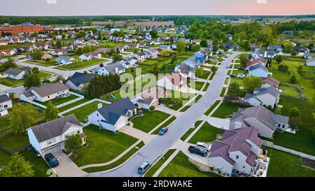 Case suburbane al tramonto rosa quartiere aereo HOA case a due piani e case a un piano Foto Stock
