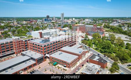 Edificio della vecchia fabbrica della General Electric Works ristrutturato vicino al parco nel centro di Fort Wayne Foto Stock