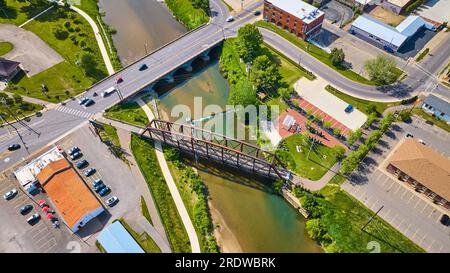 Un drone aereo sparò sopra il ponte di ferro e il ponte di auto che attraversava il fiume Foto Stock