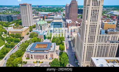 Strada principale nel centro di Columbus, Ohio, vista aerea della città con la Leveque Tower Foto Stock