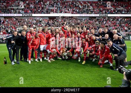 ANVERSA - giocatori e allenatore con la scala del campionato belga Faris Haroun, Jean Butez, Ritchie de Laet, Bjorn Engels, Birger Verstraete, Gyrano Kerk, Alhassan Yusuf, Michel Ange Balikwisha, Abnor Muja, Calvin Stengs, Pieter Gerkens, Abderahmane Soussi, Vincent Janssen, Koji Miyoshi, Sam Vines, Gaston Avila, Toby Alderweireld, Jurgen e kkelenkamp, Ortwin de Wolf, Mandela Keita, Christopher Scott, Zeno van den Bosch, Jelle Bataille, Faris Haoun, Noa David Wyns del Royal Antwerp FC, Milan Smits del Royal Antwerp FC, Arthur Vermeeren del Royal Antwerp FC, Laurit Krasniqi, William Pacho, Foto Stock