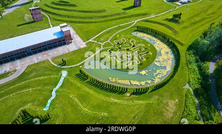 D'estate all'Ariel Foundation Park sopra la fabbrica in decomposizione e il labirinto di alberi Foto Stock