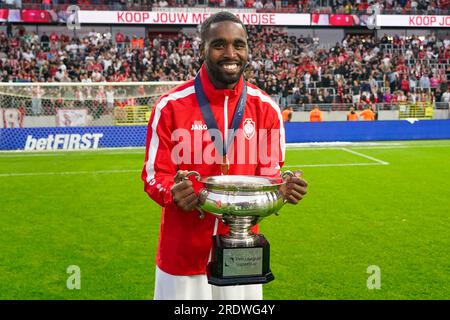 Anversa, Belgio. 23 luglio 2023. ANVERSA, BELGIO - 23 LUGLIO: Gyrano Kerk del Royal Antwerp FC con trofeo durante il Belgio Pro League Supercup match tra Royal Antwerp FC e KV Mechelen al Bosuilstadion il 23 luglio 2023 ad Anversa, Belgio. (Foto di Joris Verwijst/Orange Pictures) credito: Orange Pics BV/Alamy Live News Foto Stock