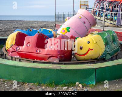 Luna Park abbandonato. Una crisi. Vecchi caroselli. Non funziona. Attrazione rotta. residence in inverno. Affari interrotti. Vuoto. Intrattenimento non funzionante. Foto Stock