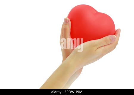 Palloncino rosso a forma di cuore in mani femminili isolato su sfondo bianco, Foto Stock