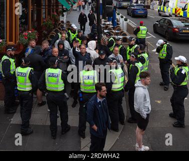 23 luglio 2023 - la polizia sta dando il via a un gruppo di manifestanti all'angolo di Queen Street di George Square nel centro di Glasgow, in Scozia. Foto Stock