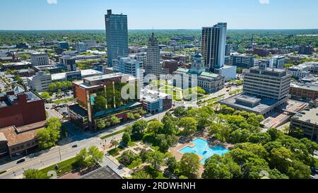 Fontana aerea con droni Freimann Square nel centro di Fort Wayne vicino ai grattacieli del tribunale Foto Stock