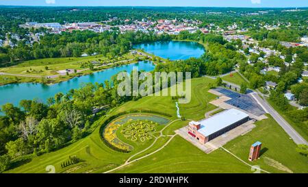 Stagno turchese d'acqua in lontananza aerea estiva sopra il Monte Vernon e l'Ariel Foundation Park Foto Stock