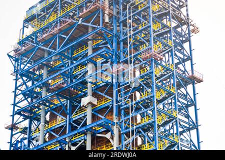 Piano, scale su un enorme impianto tecnologico di raffineria di petrolio, impianto petrolchimico. Foto Stock