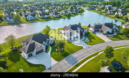 Grandi case vicino alla vista dello stagno e all'aereo del quartiere del trampolino Foto Stock