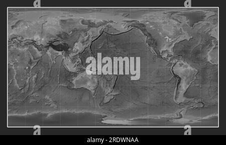 Mappa mondiale di elevazione in scala di grigi nella proiezione cilindrica Patterson centrata sulla linea della data Foto Stock
