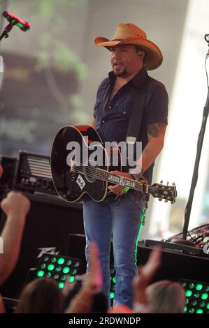 Manhattan, Stati Uniti d'America. 1 agosto 2015. NEW YORK, NY - LUGLIO 31: Jason Aldean si esibisce su "Today" della NBC al Rockefeller Plaza il 31 luglio 2015 a New York City. Persone: Jason Aldean Credit: Storms Media Group/Alamy Live News Foto Stock