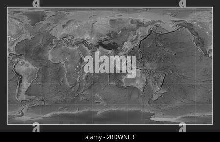 Mappa mondiale di elevazione in scala di grigi nella proiezione cilindrica Patterson centrata sulla longitudine est del 90° meridiano Foto Stock