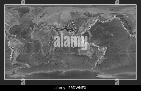 Località di terremoti di magnitudine superiore a 6,5 registrate dall'inizio del XVII secolo sulla mappa mondiale di elevazione in scala di grigi nella Patterson Cylindrical p Foto Stock