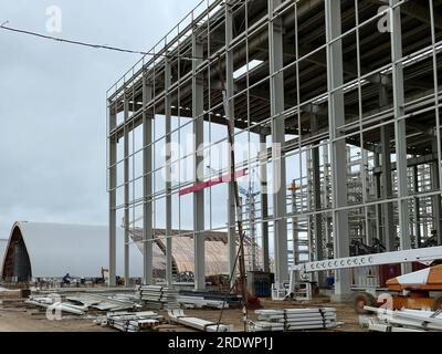 Un'ampia impalcatura fornisce piattaforme per i lavori in corso su un nuovo condominio, edificio alto in costruzione con ponteggi, Construction S. Foto Stock