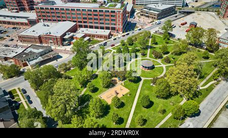 Edificio della fabbrica Aerial General Electric Works ristrutturato vicino al parco nel centro di Fort Wayne Foto Stock