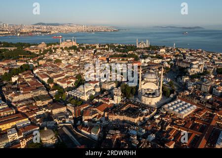 Vista aerea con droni di Eminonu, Istanbul, Turchia Foto Stock