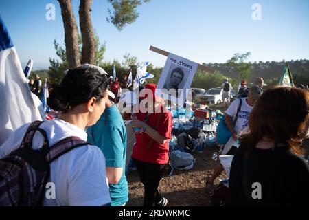 Gerusalemme, Israele. 22 luglio 2023. Un protestore di una famiglia in lutto tiene un cartello con la foto del caro che dice "è per te Sefi" al campo di Shoresh, Nel giorno del 4 marzo da Gerusalemme a Tel Aviv decine di migliaia di manifestanti contro l'ondata riformista la bandiera israeliana mentre si arrampicano sulla strada d'ingresso a Gerusalemme terminando una marcia di 4 giorni a partire da Tel Aviv in una manifestazione contro la legislazione in corso di revisione legale. (Immagine di credito: © Matan Golan/SOPA Images via ZUMA Press Wire) SOLO USO EDITORIALE! Non per USO commerciale! Foto Stock