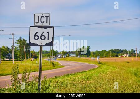 D'estate, segui le indicazioni per JCT 661 vicino all'autostrada con cielo blu e nuvole sottili Foto Stock