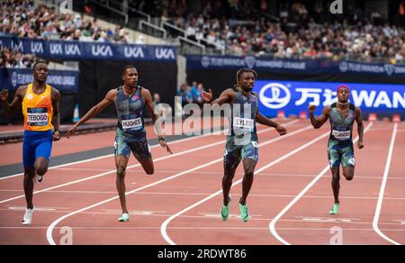 Londra, Regno Unito. 23 luglio 2023. (L-R) Letsile Tebogo del Botswana stabilisce un nuovo record africano di 19.50, Zharnel Hughes di Gran Bretagna e NI stabilendo un nuovo record britannico e PB di 19,73 e Noah Lyles degli Stati Uniti stabilisce un nuovo incontro e leader mondiale di 19,47 nei 200 m uomini al Wanda Diamond League London Event, London Stadium il 23 luglio 2023. Foto di Gary Mitchell/Alamy Live News Foto Stock