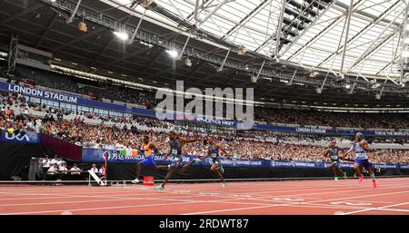 Londra, Regno Unito. 23 luglio 2023. (L-R) Letsile Tebogo del Botswana stabilisce un nuovo record africano di 19.50, Zharnel Hughes di Gran Bretagna e NI stabilendo un nuovo record britannico e PB di 19,73 e Noah Lyles degli Stati Uniti stabilisce un nuovo incontro e leader mondiale di 19,47 nei 200 m uomini al Wanda Diamond League London Event, London Stadium il 23 luglio 2023. Foto di Gary Mitchell/Alamy Live News Foto Stock