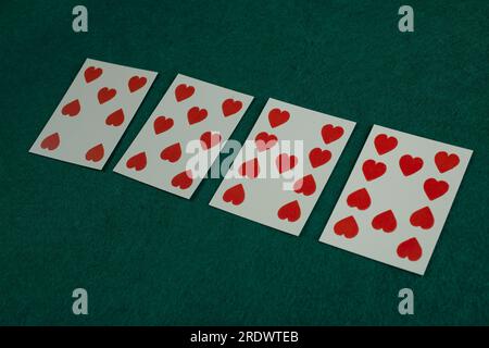 Carta da gioco del vecchio West sul tavolo da gioco verde. Foto Stock