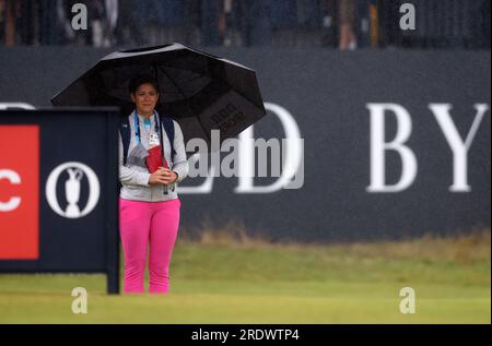 Hoylake, Merseyside, Regno Unito. 23 luglio 2023; Royal Liverpool Golf Club, Hoylake, Merseyside, Inghilterra: Open Championship Final Round; presentatore televisivo Eilidh Barbour che guarda il match finale alla 4a buca credito: Action Plus Sports Images/Alamy Live News Foto Stock