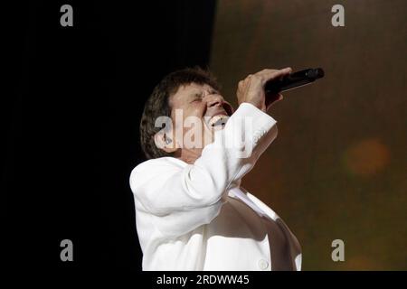 Gianni Morandi si esibisce sul palco dell'anfiteatro Camerini di Piazzola sul Brenta, con il suo tour ''Go Gianni Go! Summer 2023'', il 22 luglio 2023. (Foto di Mimmo Lamacchia/NurPhoto) credito: NurPhoto SRL/Alamy Live News Foto Stock