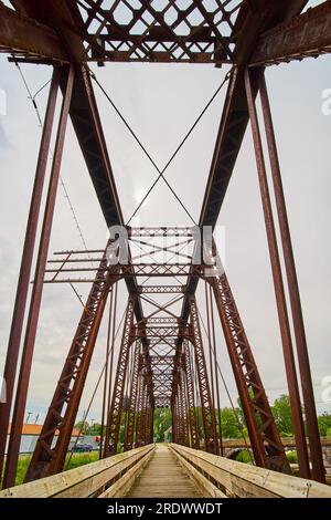 Verticale del ponte pedonale all'interno del vecchio ponte ferroviario convertito a Mount Vernon, Ohio Foto Stock