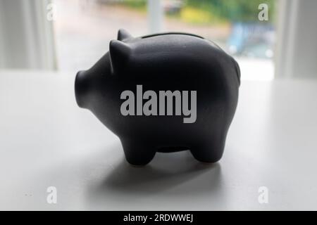 Salvadanaio in ceramica nera. Penny Bank. Foto Stock