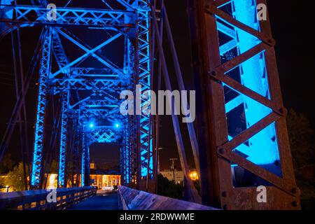 Primo piano della luce interna del ponte blu neon a capriata di notte a Mount Vernon, Ohio Foto Stock