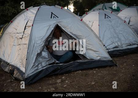 Gerusalemme, Israele. 22 luglio 2023. Un protestore con un "i Love Bagatz" (Corte suprema israeliana) siede nella sua tenda al campo di Shoresh, il giorno del 4 marzo. Decine di migliaia di manifestanti contro la riforma sventolano la bandiera israeliana mentre si arrampicano sulla strada d'ingresso a Gerusalemme, terminando una marcia di 4 giorni a partire da Tel Aviv in una manifestazione contro la legislazione in corso di revisione legale. (Immagine di credito: © Matan Golan/SOPA Images via ZUMA Press Wire) SOLO USO EDITORIALE! Non per USO commerciale! Foto Stock