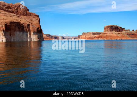 Le pareti del Canyon proseguono lungo il lago Powell. Le scogliere di arenaria rossa fiancheggiano ciascun lato. Foto Stock