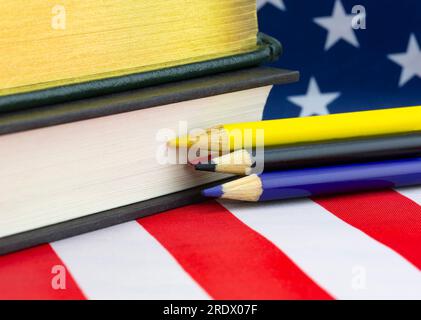 L'educazione americana simboleggiava da vicino la bandiera americana con libri e matite colorate Foto Stock