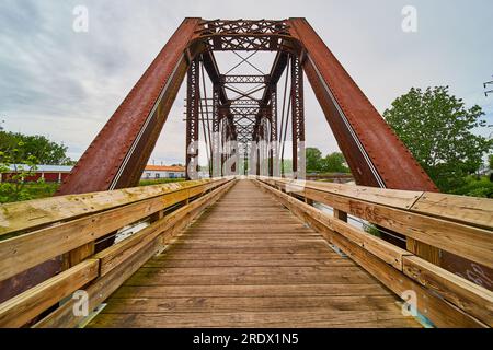 Ponte in legno all'interno di un vecchio ponte ferroviario convertito a Mount Vernon, Ohio Foto Stock