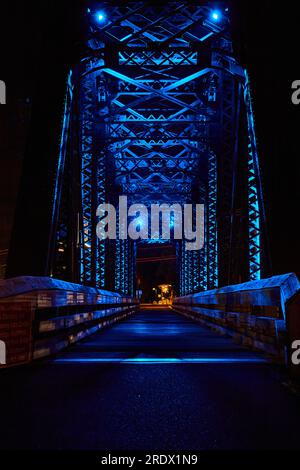 Ponte a piedi di notte ingresso al ponte ferroviario con luci blu al neon a Mount Vernon, Ohio Foto Stock