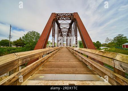 Ingresso al ponte pedonale convertito da vecchio ponte ferroviario arrugginito a Mount Vernon Foto Stock