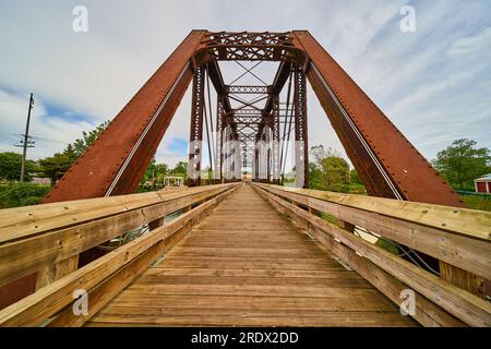 Ponte pedonale in legno che attraversa un ponte ferroviario arrugginito a Mount Vernon, Ohio Foto Stock