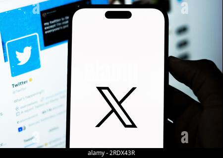 Telefono cellulare con il nuovo logo X per twitter Foto Stock