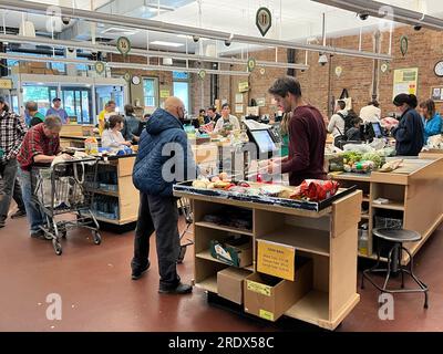 Banchi per il check-out all'inizio della giornata presso il Park Slope Food Coop di Brooklyn, New York. Foto Stock